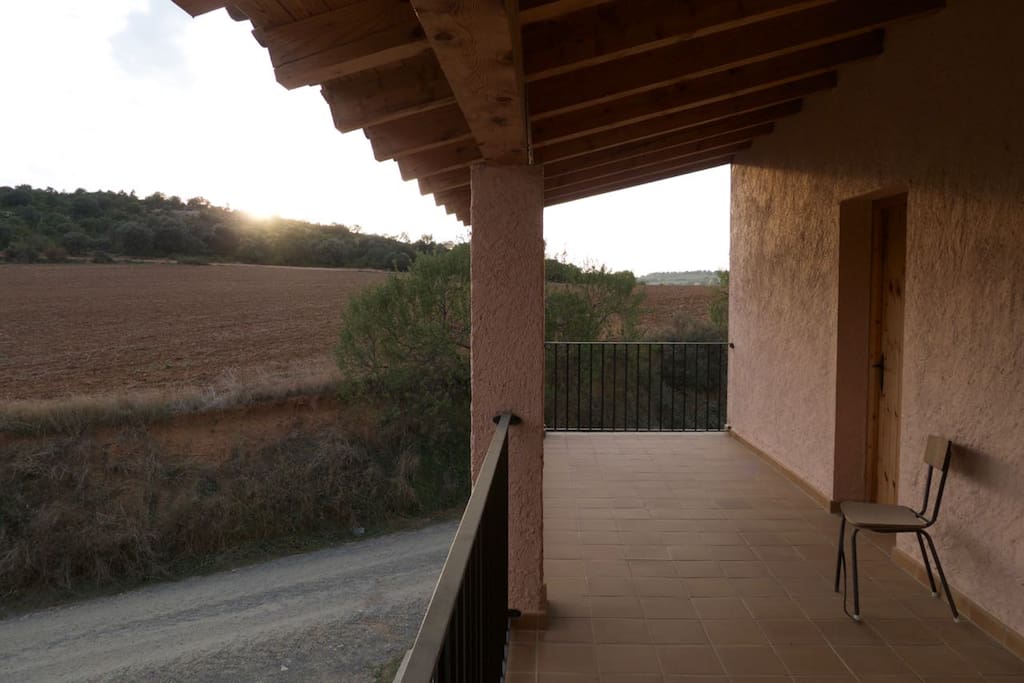 Porche acceso habitaciones