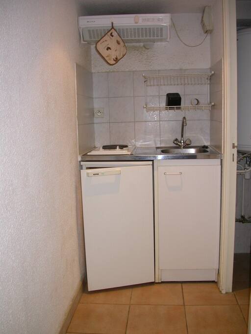 coin cuisine, refrigerateur, plaque electrique ,evier et egoutoir