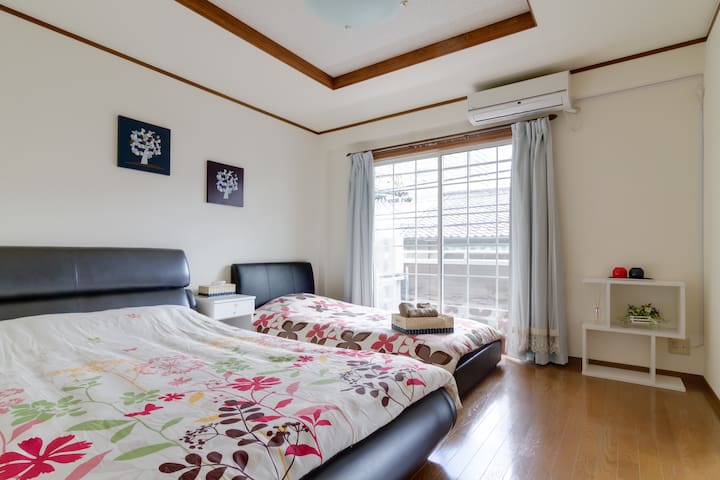 New!2 stops to Namba and Nihombashi by subway. 3 stops to Shinsaibashi. Free wifi