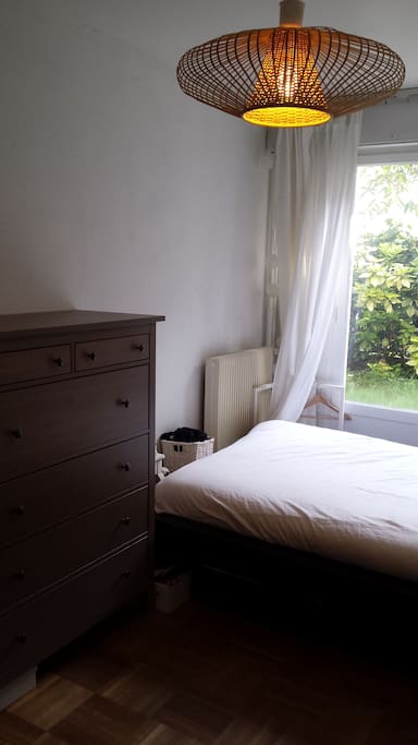 Chambre lumineuse avec une grande commode, avec ouverture sur 2eme jardin privé !