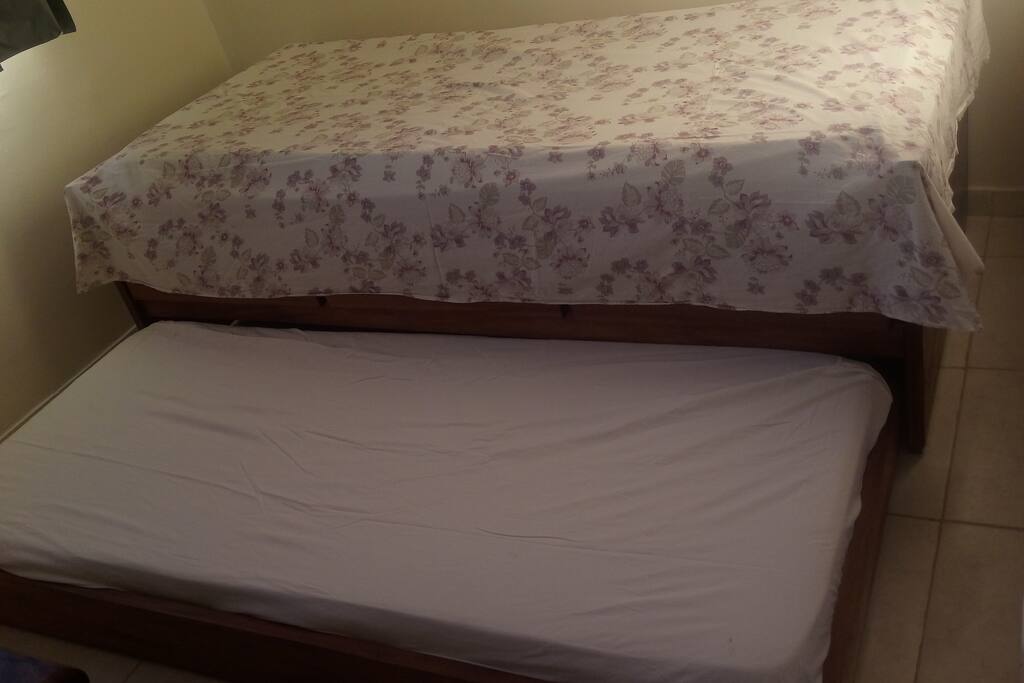 Cama de solteiro com colchão auxiliar e 3 gavetas