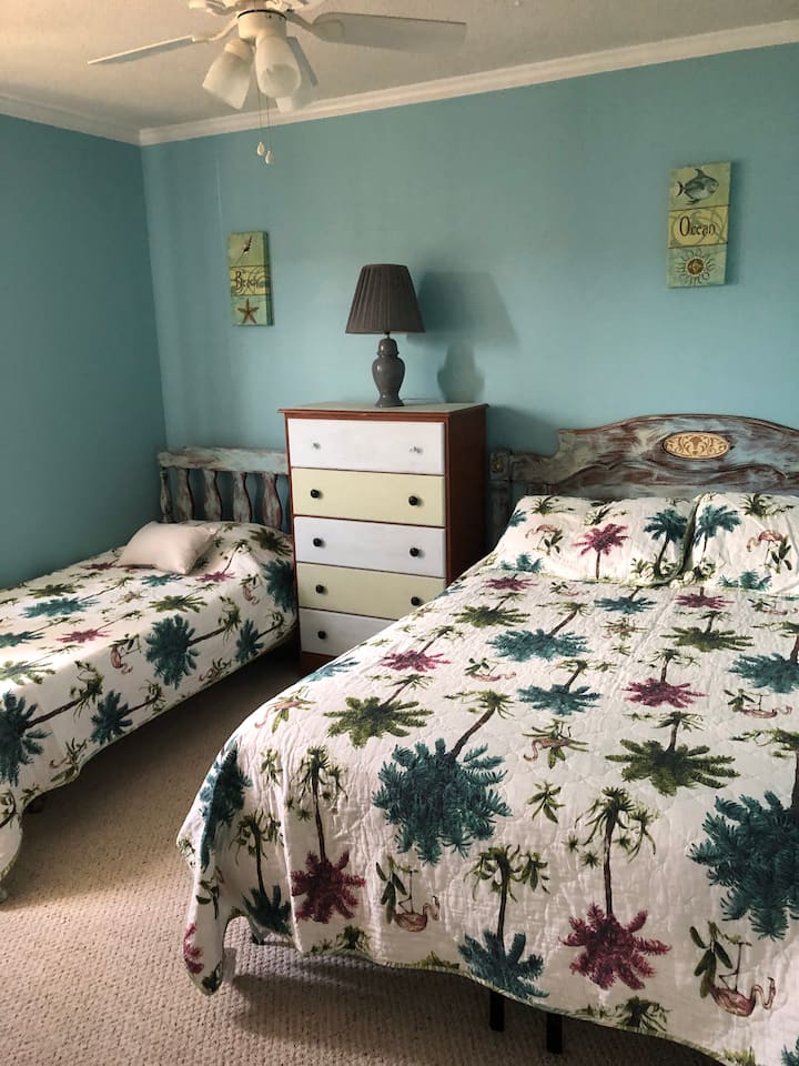 2e chambre avec matelas en mousse à mémoire de forme et lits jumeaux