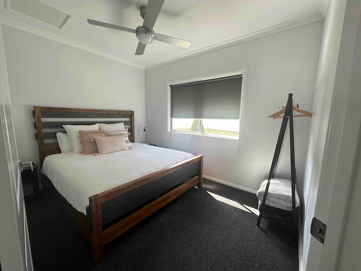 Брачен кревет (широк 180 - 200 см)