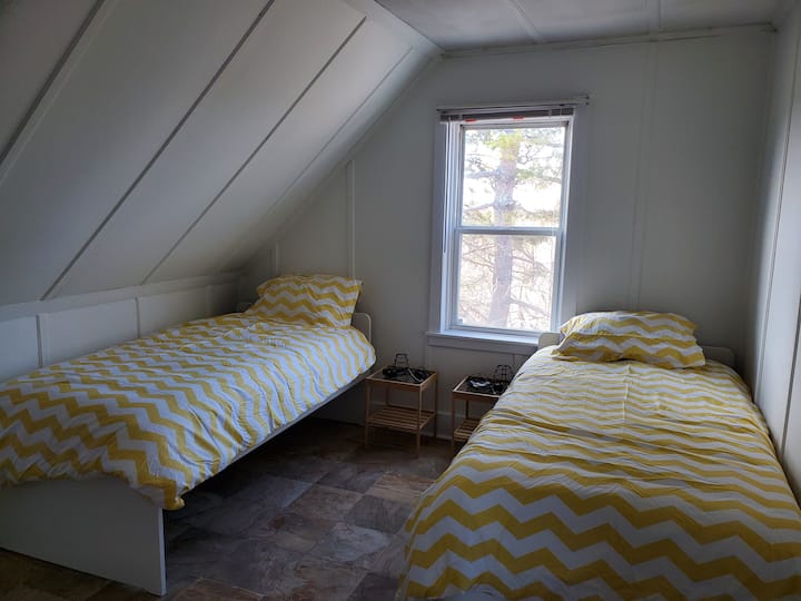 Jedna od tri spavaće sobe na katu...potpuno novi kreveti. 