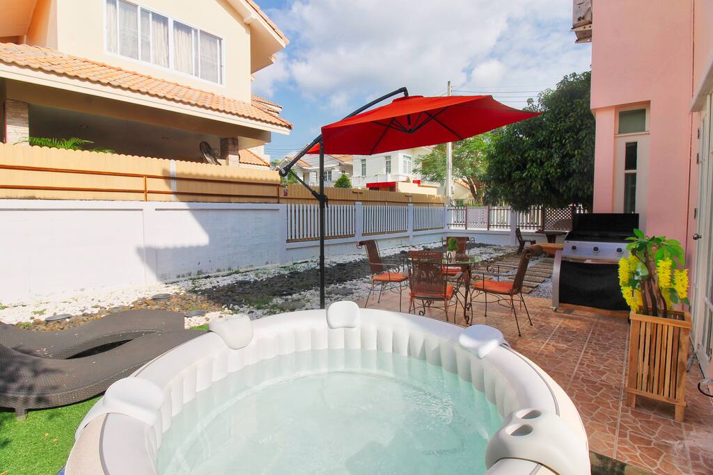 Picnic area with Jacuzzi and BBQ