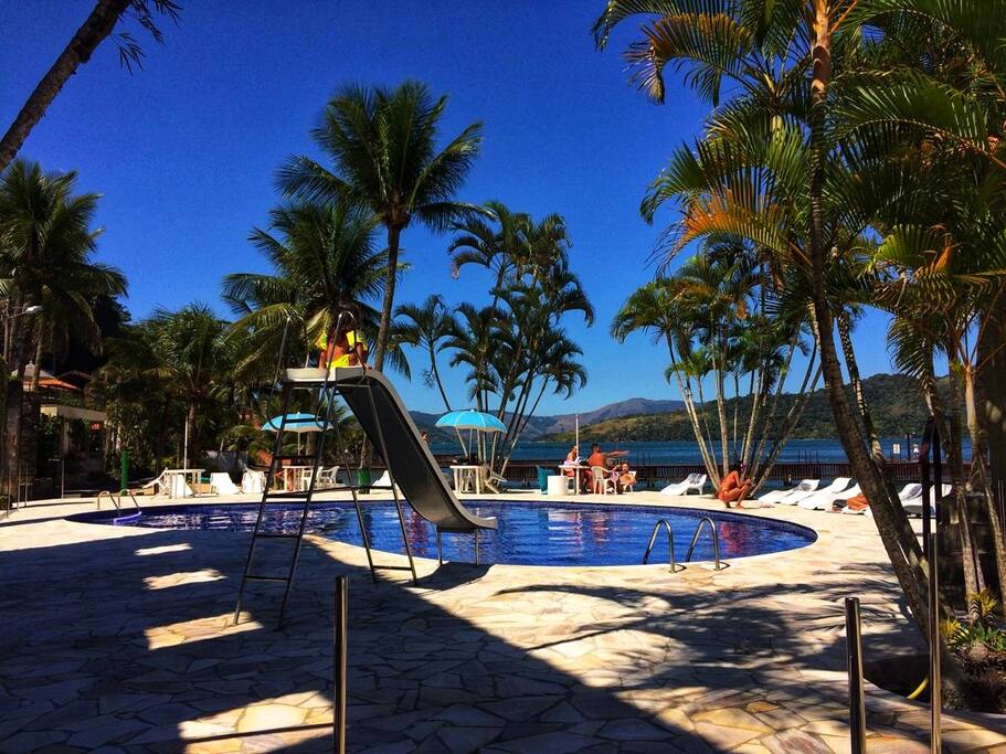 Escorrega para crianças na piscina