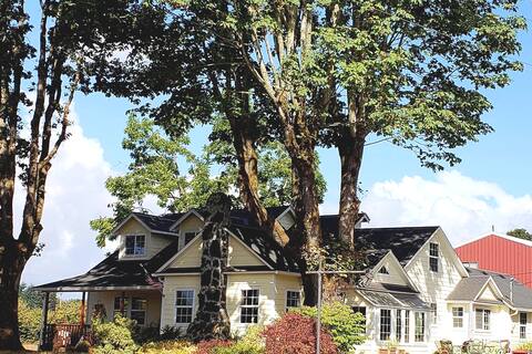 1930s Farmhouse with Hot tub  *no cleaning fees*