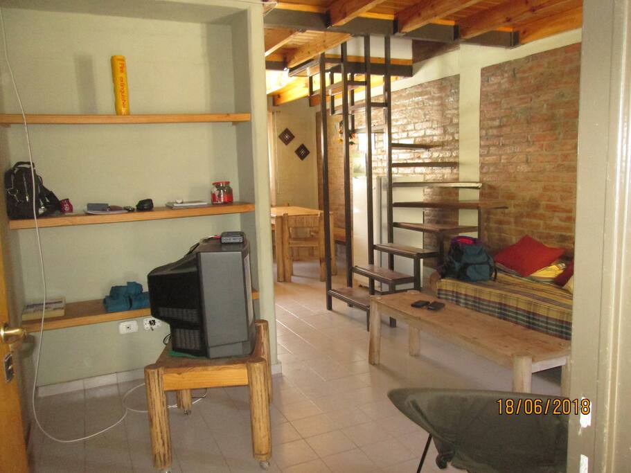 Estar, escalera y comedor.