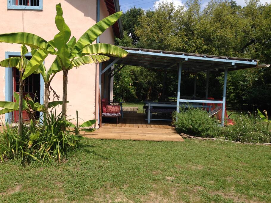 accès de la cuisine à la terrasse couverte