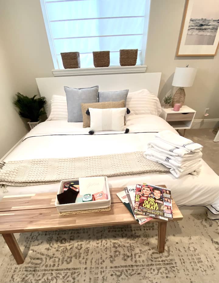 Chambre avec lit King Size, placard et salle de bain privée