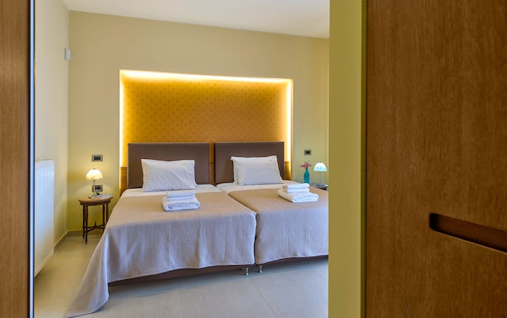 - A 33 sqm master bedroom with twin beds, a spacious wardrobe, an en-suite bathroom with a jacuzzi and shower and a private veranda with breathtaking sea and mountain views.  