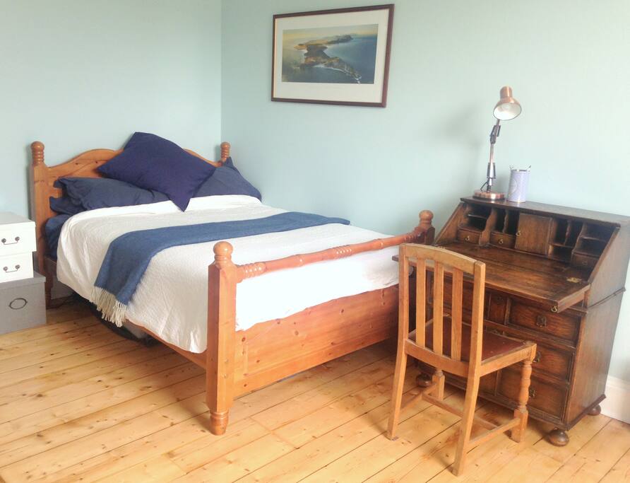Guest room double bed & workstation