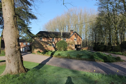 Top Airbnb: Luxury cottage with hot tub in a tranquil setting in Shropshire