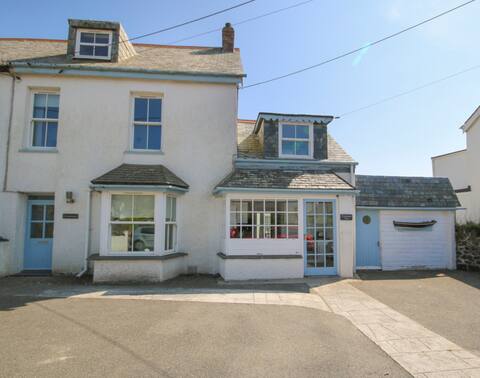 Period House, Sleeps 10, heart of Rock