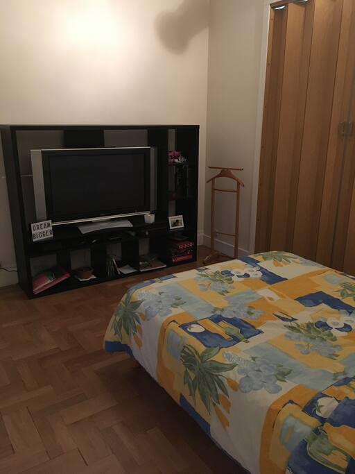 Chambre à coucher + Grand écran