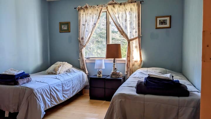 Bedroom 3 with two twin beds