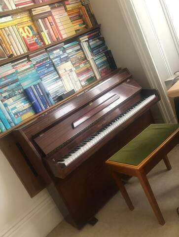 Live next door to Hugh Grant in Chelsea London! gallery image 4