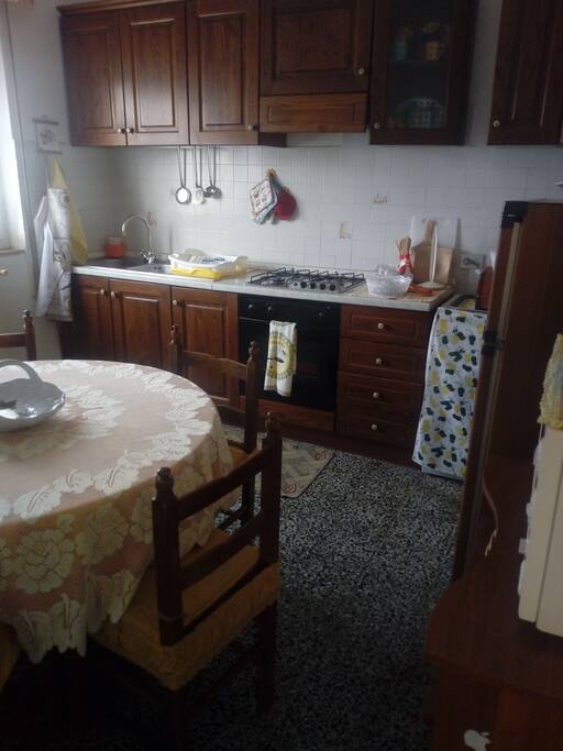 Cucina dotata di forno tradizionale, a microonde, lavatrice, frigorifero, tostapane