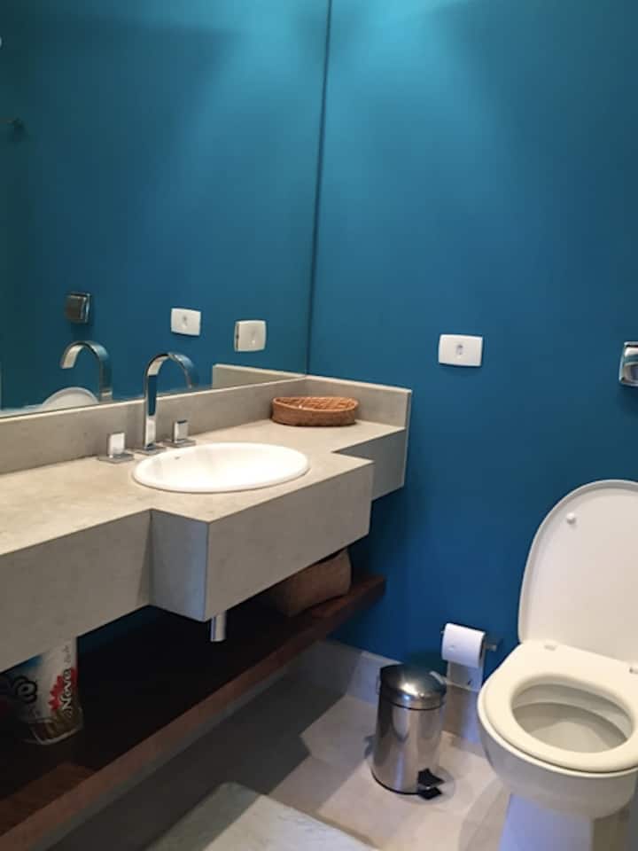 Бања во единечната спална соба. Туш и кутија на десната страна.