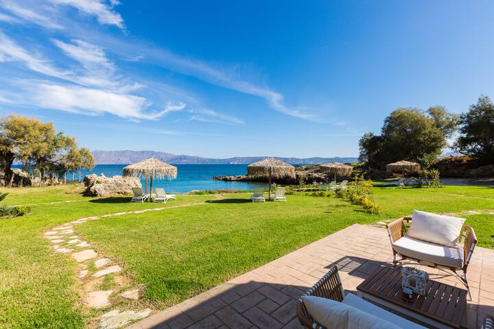 Beachfront Escape – Echoes of the Waves