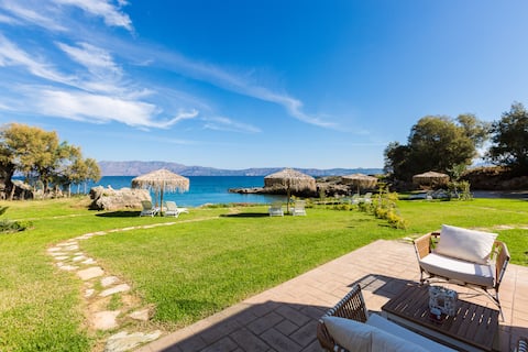 Beachfront Escape – Echoes of the Waves