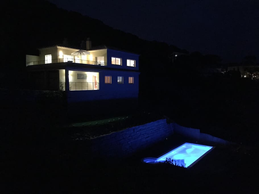 Vue panoramique de la villa et du jardin/piscine.