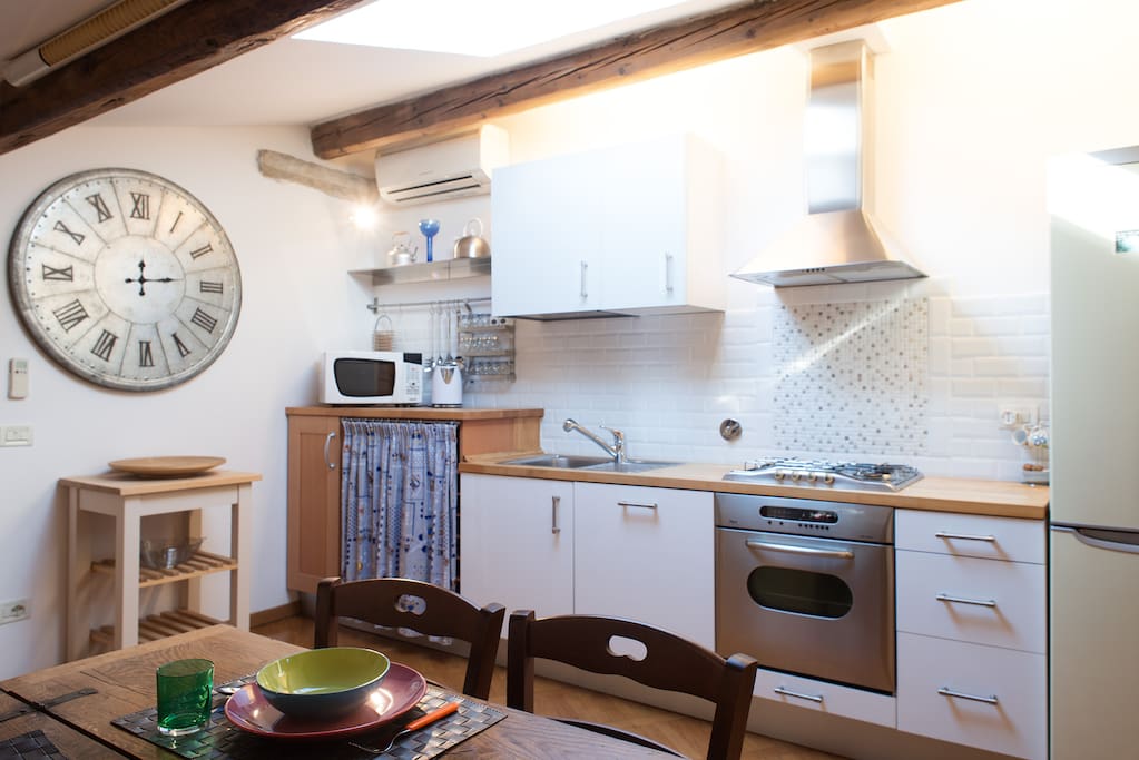zona cucina dotata di elettrodomestici