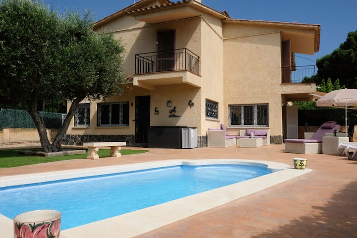 Exclusive Villa garden with private Swim. Pool