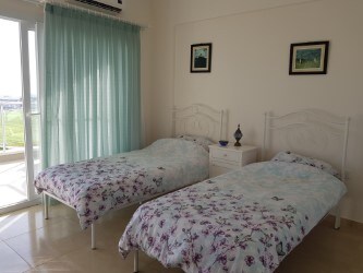 通往主阳台的双人卧室。  配备衣柜和备用露营床。