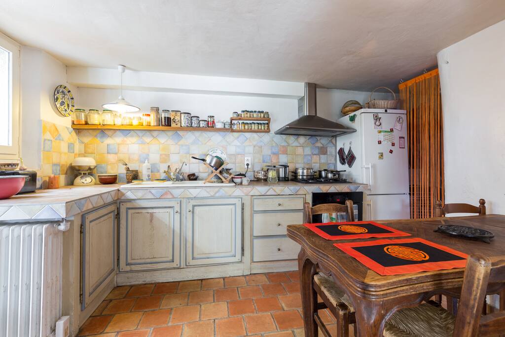 Cuisine pratique aux couleurs joyeuses