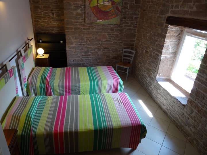 chumba cha kulala 2 na vitanda 2 vinavyoweza kubadilishwa kuwa kitanda 1 cha watu wawili