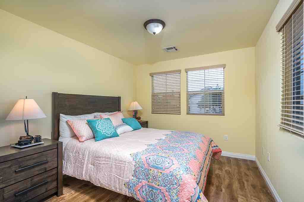 Queen Bed -pillow - top mattress