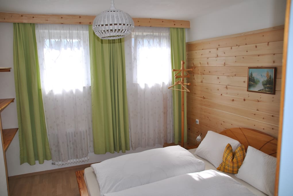 Doppelbett mit Zirbenholzwand, Gartenseite