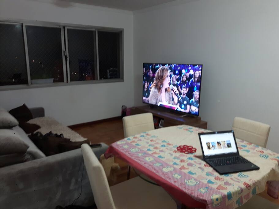 Sala. TV será usada de forma compartilhada - uso compartilhado.