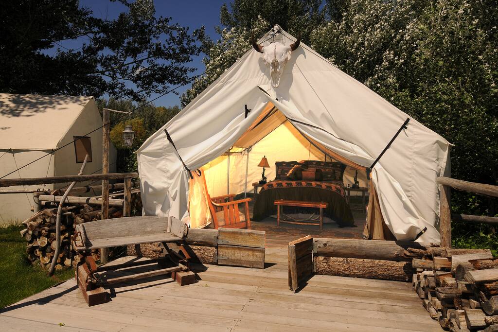 Глэмпинг холмы ульяновск цена и фото E Bison Lodge $135 Sleeps 2 Self-Catering - Кемпинги в аренду в г. Ennis, Монтан