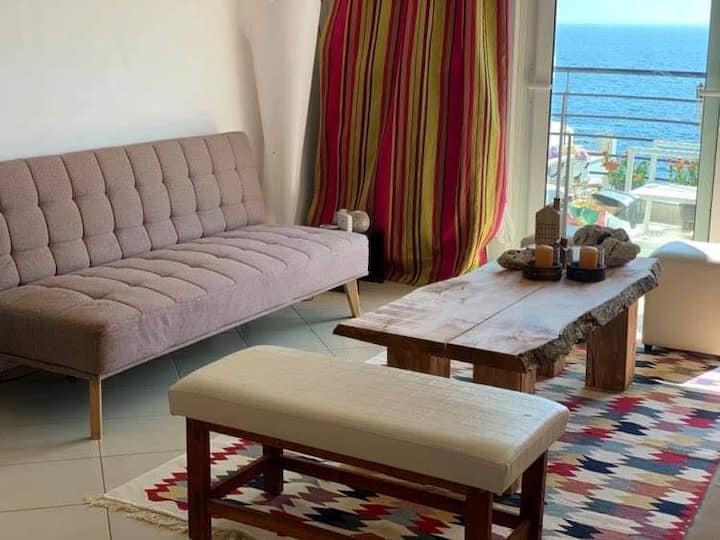 リビングルームでは自然光が一番大切です。