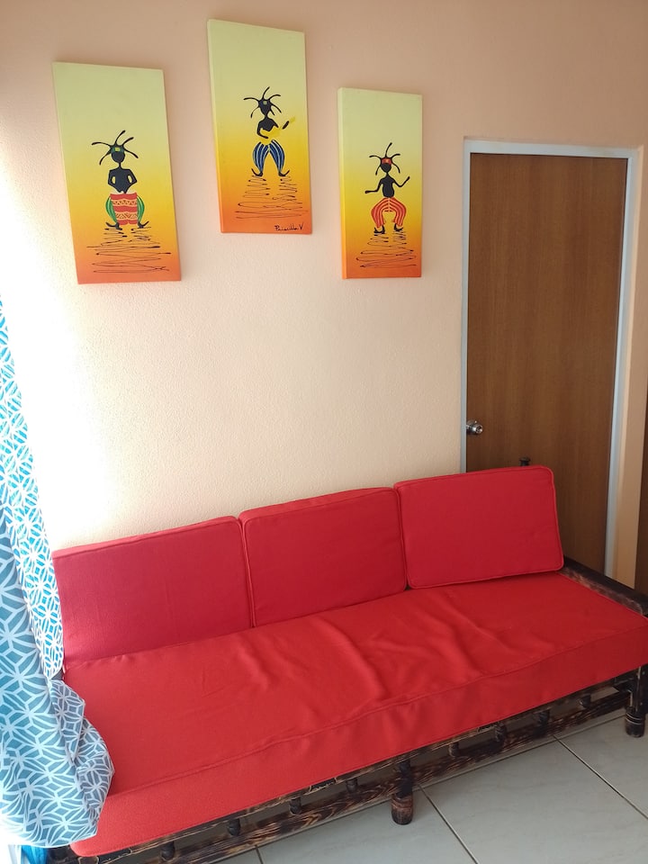 沙发非常舒适，通过放置第二个垫子成为床 