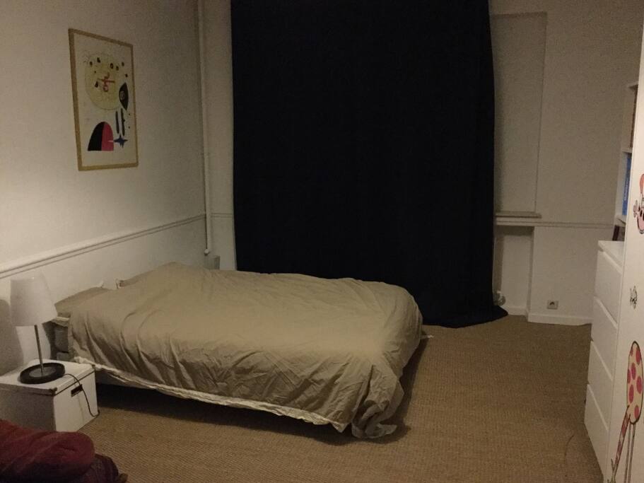 2nd view of the room, you can see the bed.