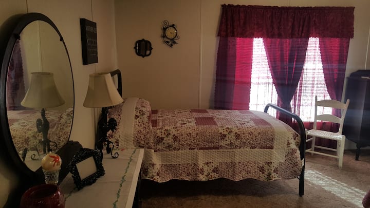 เฟอร์นิเจอร์ชิ้นแรกของปู่ย่าตายายและเตียงในวัยเด็กของฉัน