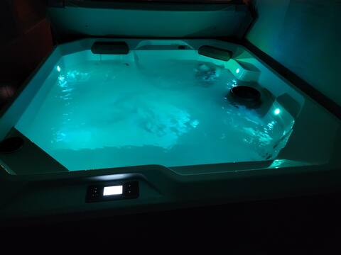Cozy, fun, 3 bedroom home with a pool and Hot Tub.