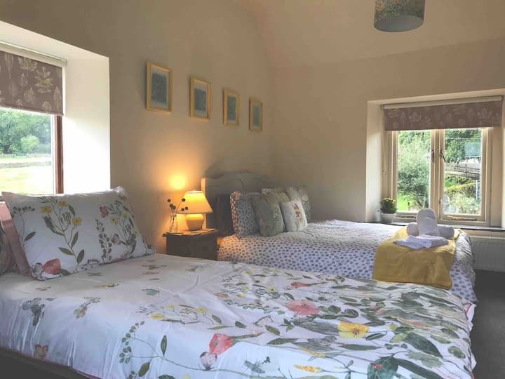 Spavaća soba 2 ima bračni krevet i krevet za jednu osobu te mali en-suite