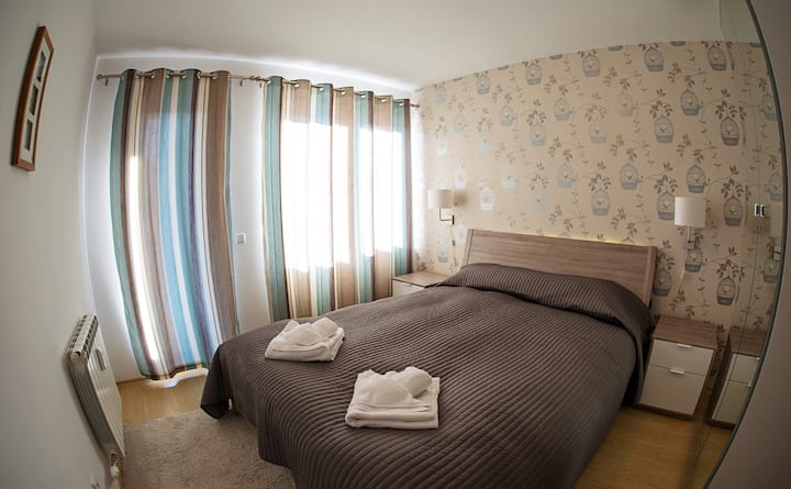 غرفة نوم بسرير كبير أو سوبر كينج وحمام داخلي