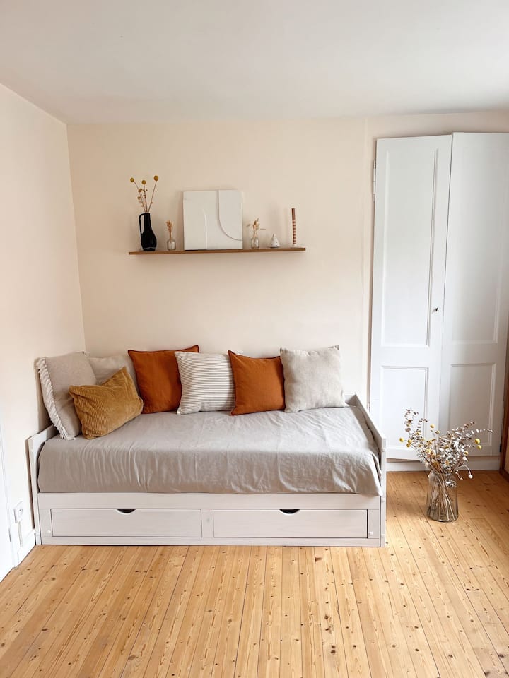 Საძინებელი კაბრიოლეტი გასაშლელი დივანი მე-2 სართული. 