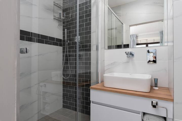 Century City Boutique The Island Club gallery image 4