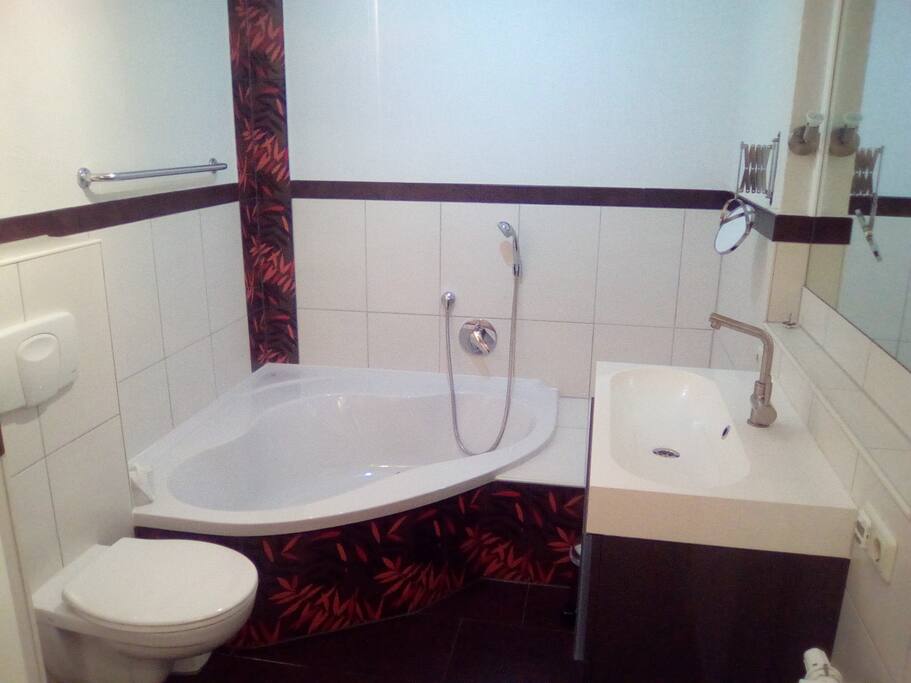 Bad mit Dusche und Badewanne