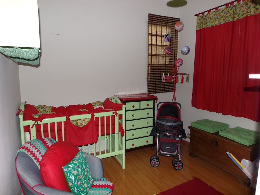 quarto para bebê todo equipado. Podendo ser adaptado para 2 camas de solteiro.