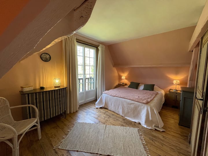 slaapkamer boven met ensuite-badkamer - bed 160
uitzicht op de tuin en de rivier