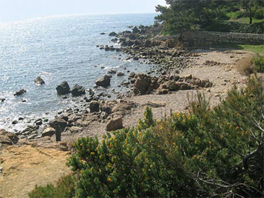 La plage de La Vernette, devant le jardin. Une grande plage de sable ( Les Sablettes ) se trouve à 200 mètres
