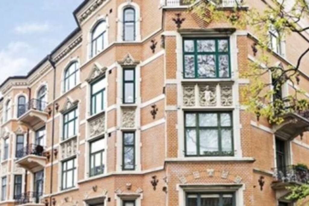 The apartment is located in "Sverregården" built in 1984, a classic and famous apartment building in Frogner