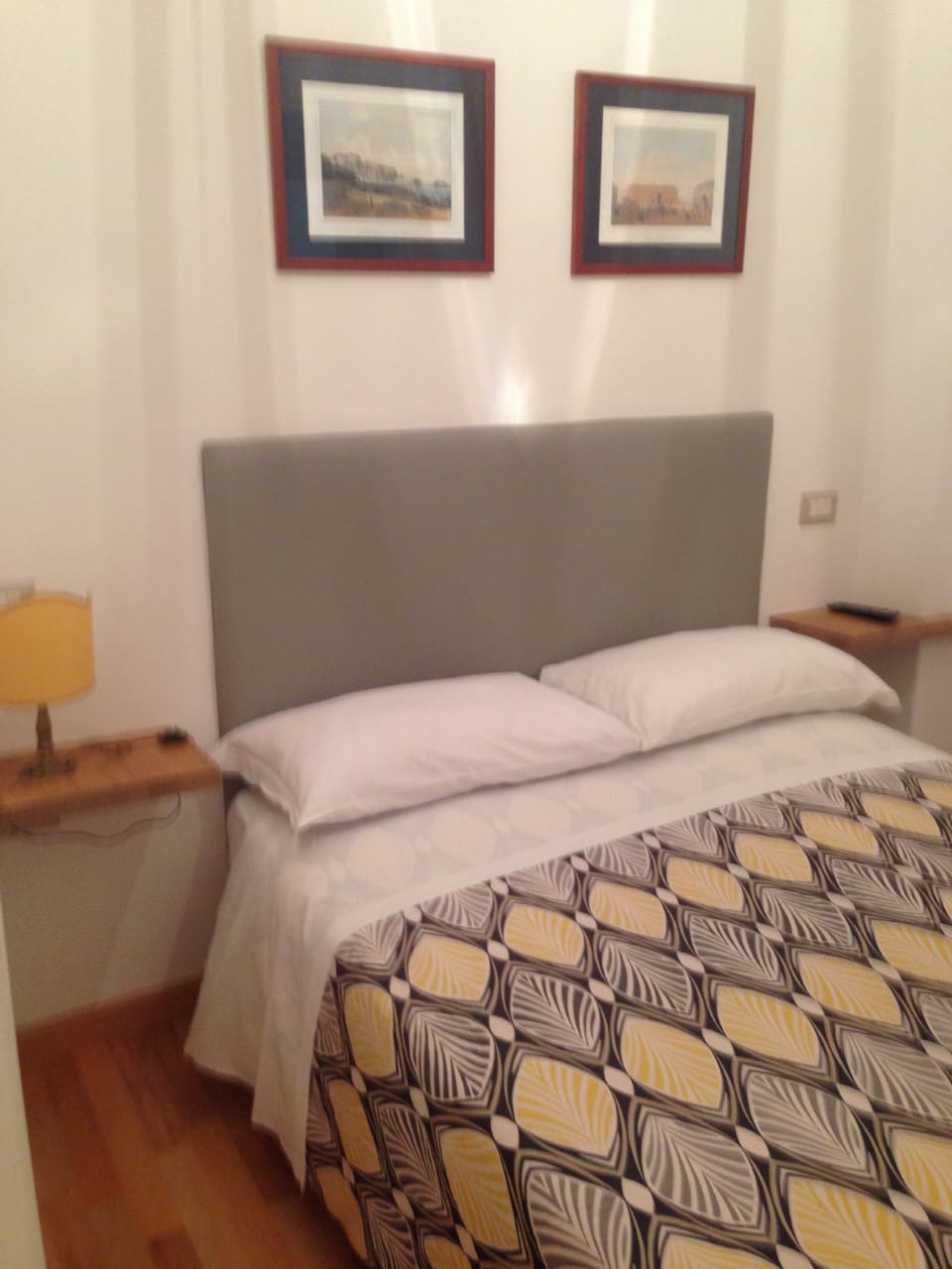 chumba cha watu wawili kilicho na kitanda cha watu wawili